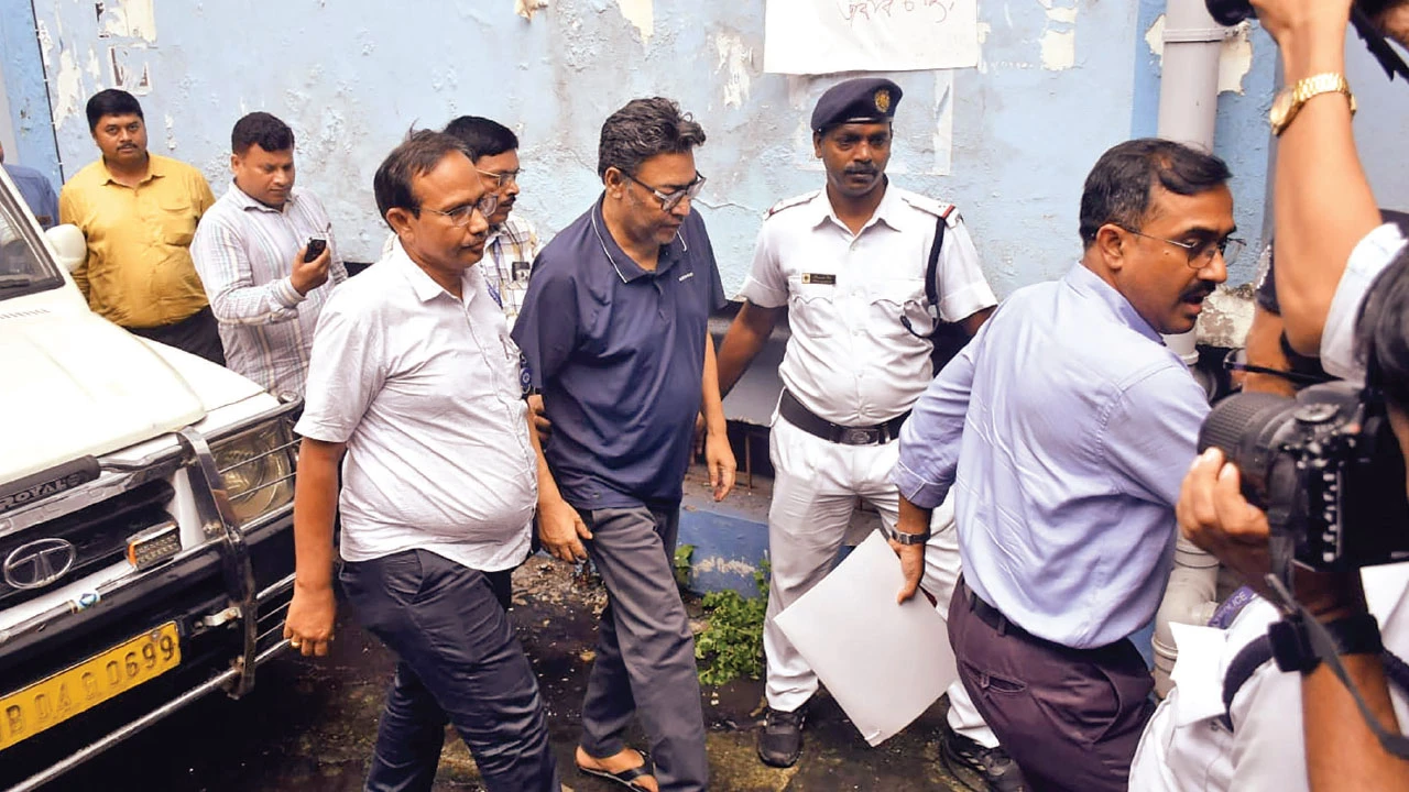 পরিকল্পনা করেই খোলা হয়েছিল মাস আর্ট সংস্থা, জেরায় জানাচ্ছেন প্রাক্তন মন্ত্রী ইন্দ্রনীল
