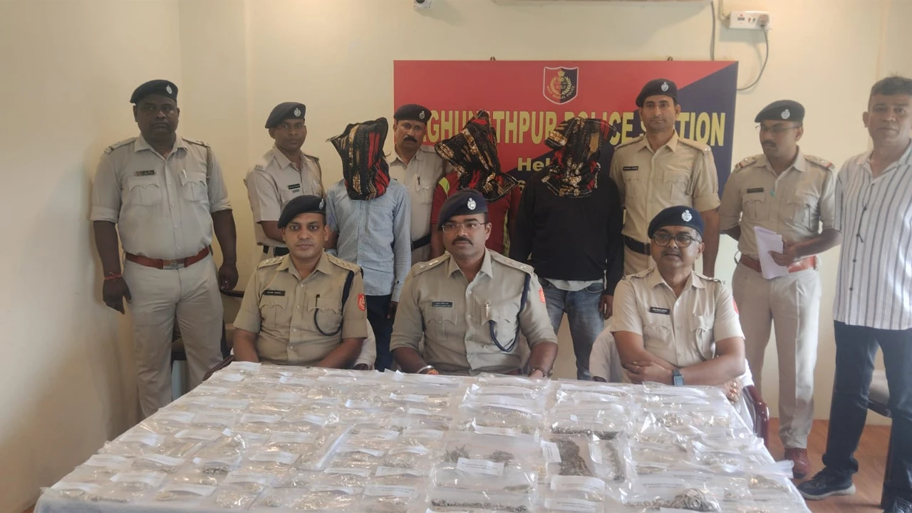 জেলা পুলিশের বড় সাফল্য! ২৮ দিনের মাথায় চুরির কিনারা করে গয়না সহ ধৃত ৩