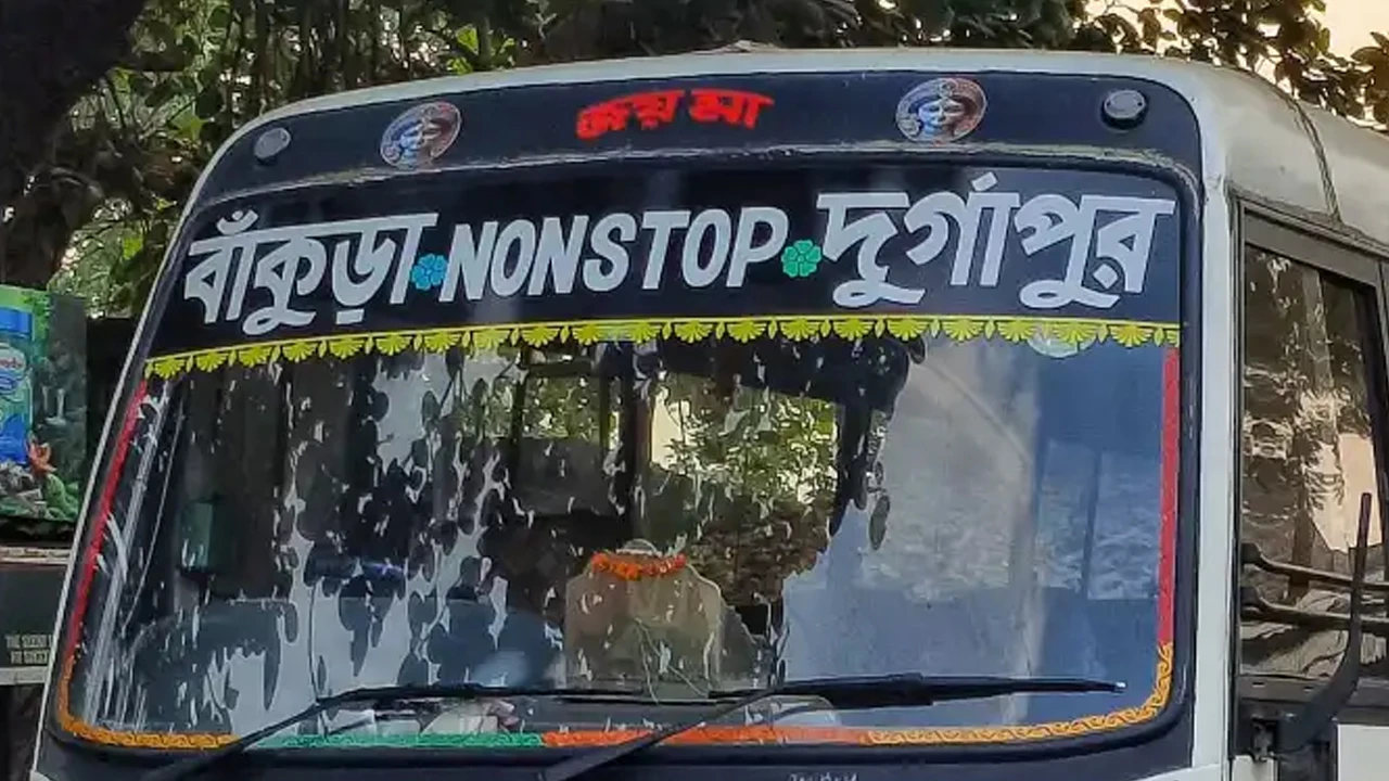 দুর্গাপুরে টোটোর দাপট, কালীপুজোর পর বাস বন্ধের হুঁশিয়ারি মালিকদের