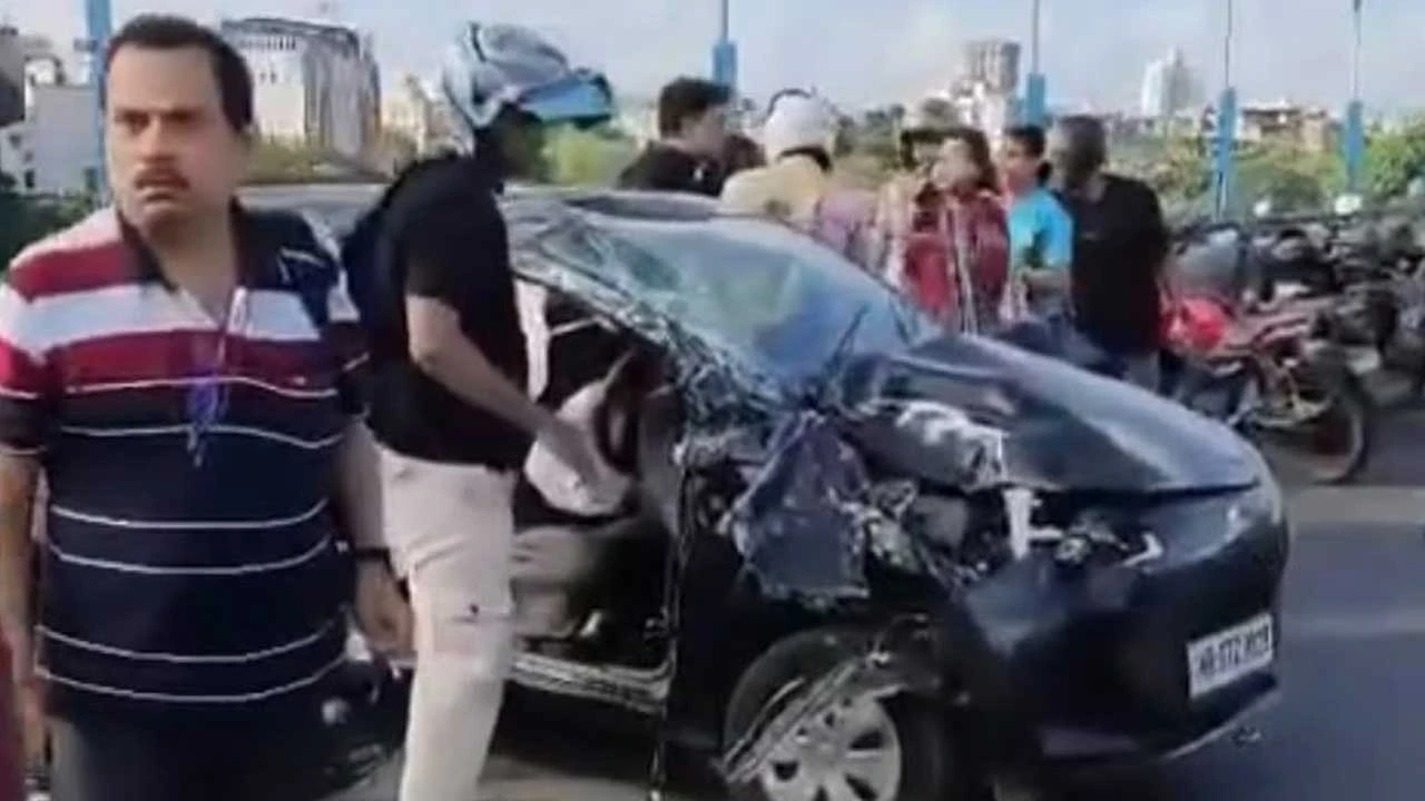 মা ফ্লাইওভারে দুটি গাড়ির সংঘর্ষ