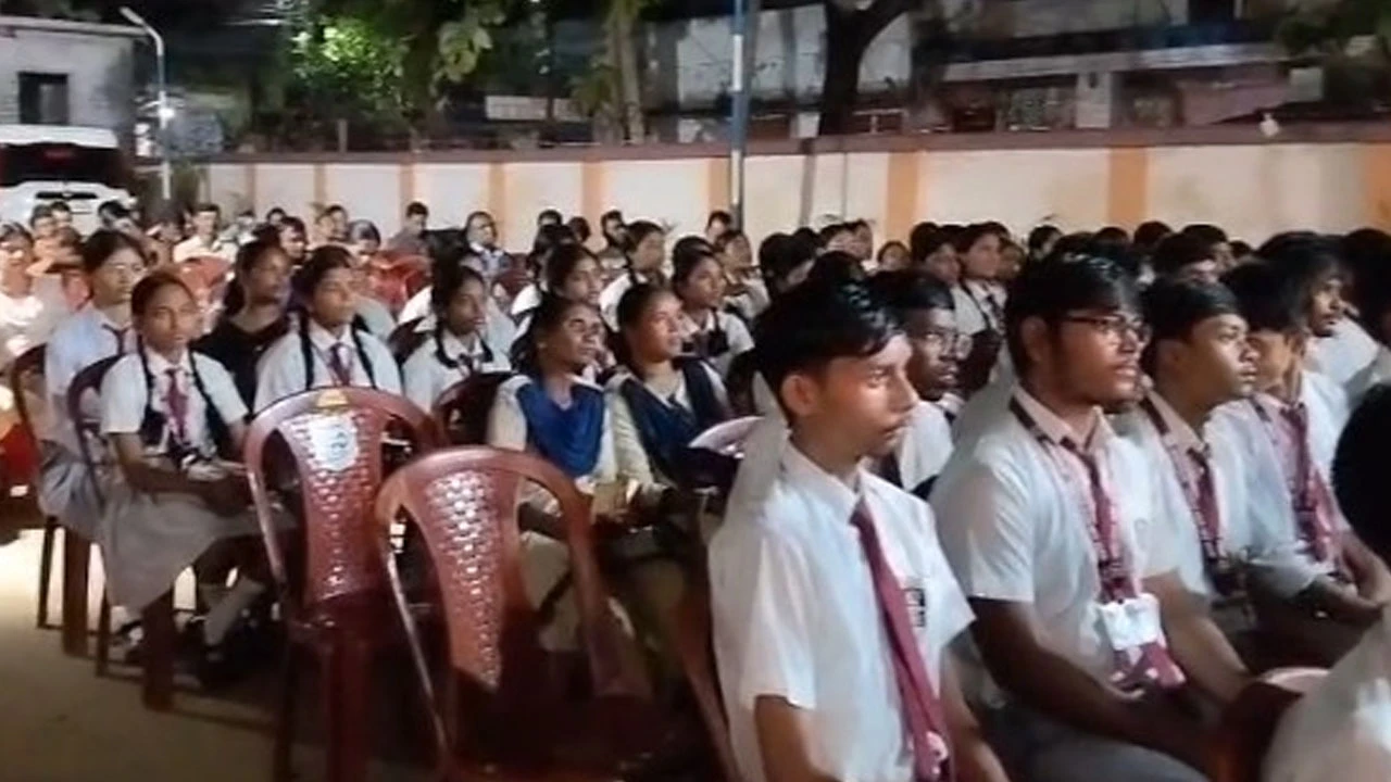 ঝাড়গ্রাম থানায় জায়ান্ট স্ক্রিনে সরাসরি সম্প্রচার রাষ্ট্রীয় একতা দিবস-এর অনুষ্ঠান
