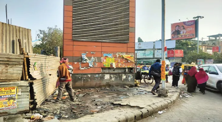 হাওড়া ময়দানে ফুটপাতই পাবলিক টয়লেট, তীব্র দুর্গন্ধে চরম ভোগান্তি