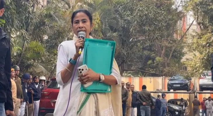 ‘ওরা আমাদের দলের নথি নিয়ে যাওয়ার চেষ্টা করছিল’, ইডিকে তীব্র আক্রমণ মমতার