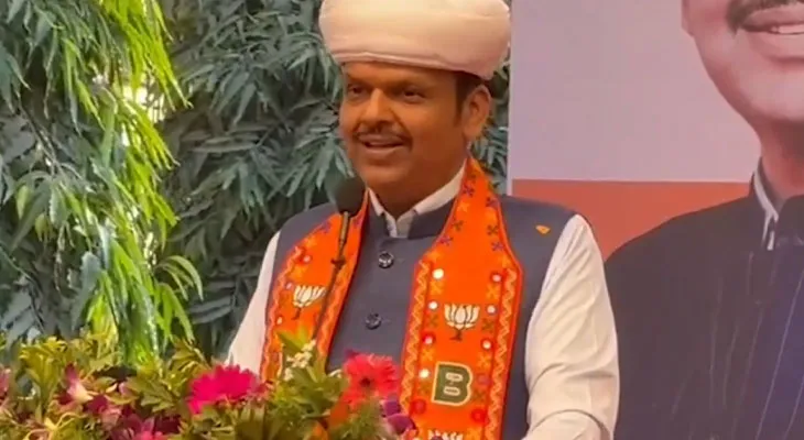 পুনের সভায় বক্তব্য রাখছেন মহারাষ্ট্রের মুখ্যমন্ত্রী দেবেন্দ্র ফড়নবিশ