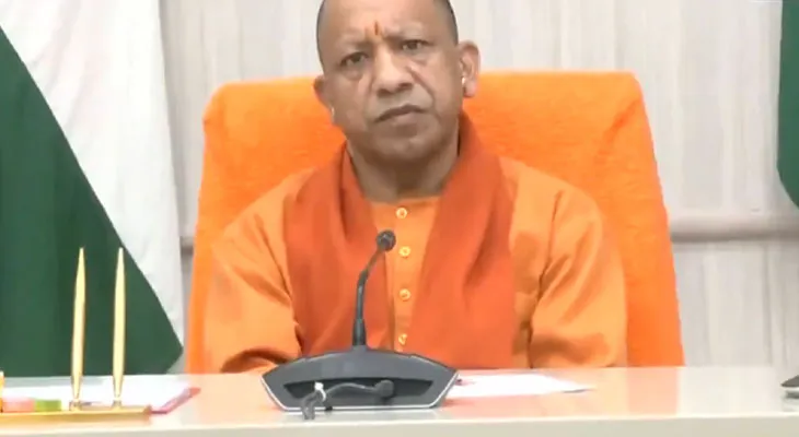 লখনউতে বৈঠকে উত্তরপ্রদেশের মুখ্যমন্ত্রী যোগী আদিত্যনাথ