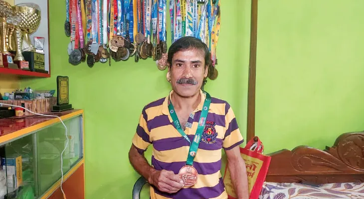 একান্ন বছর বয়সেও ফুসফুস যেন হাপর, ২১  কিমি ম্যারাথনে দ্বিতীয় স্থান হাওড়ার দীপকের