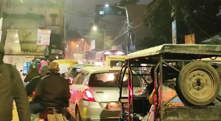অনিয়ন্ত্রিত যানজটে বিপর্যস্ত আন্দুল রোড, ঘটনাস্থলে যেতে হিমশিম দশা পুলিশেরও