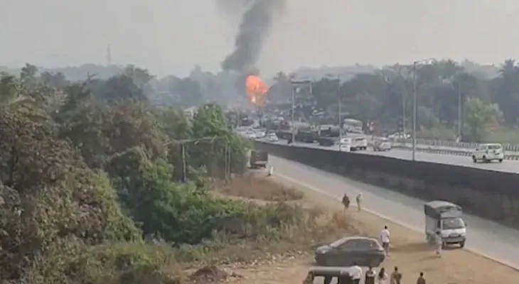 মহারাষ্ট্রের রায়গড়ে গ্যাস সিলিন্ডার বোঝাই একটি টেম্পোতে আগুন