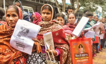 নাম সঠিক, বয়সের ফারাকও ‘যথাযথ’, কমিশনের ভুলেই ‘সন্দেহজনক’ লক্ষ লক্ষ, তালিকা টাঙাতে তুঘলকি প্রকাশ্যে