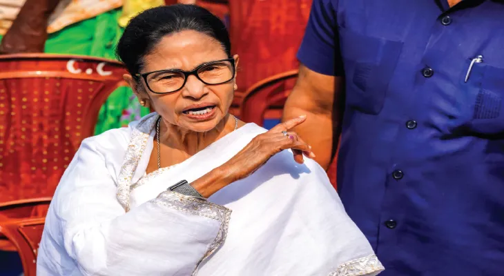 ‘গণতন্ত্র ধ্বংস করে ভোটার দিবস!’ মানুষের হয়রানি অব্যাহত, কমিশনকে তীব্র আক্রমণ মমতার
