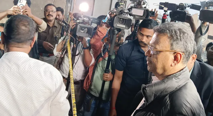 নরেন্দ্রপুরের নাজিরাবাদ অগ্নিকাণ্ড: ঘটনাস্থলে মেয়র ফিরহাদ হাকিম