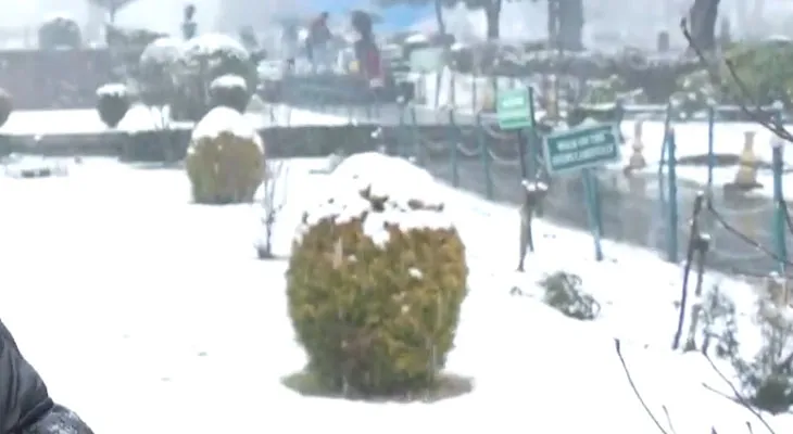 জম্মু ও কাশ্মীরের শ্রীনগরে শুরু তুষারপাত