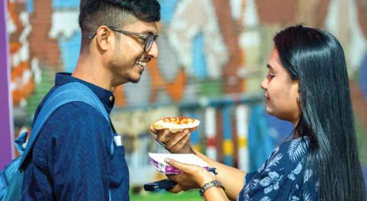 নিমেষে উধাও ইলিশ বিরিয়ানি-বেকড পিঠে, নোনতা-মিষ্টি স্বাদে বইয়ের আড়ালে লুকিয়ে খাদ্যমেলা