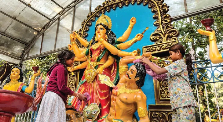 রাজপথে ধুলোয় পড়ে থাকা দুর্গামূর্তি পরিষ্কার করে বেড়ায় আলো‑ষষ্ঠীরা
