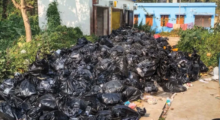 ৩ মাস ধরে বন্ধ সাফাই, বর্জ্যের পাহাড় জমেছে ক্যানিং হাসপাতাল ও মাতৃমায়