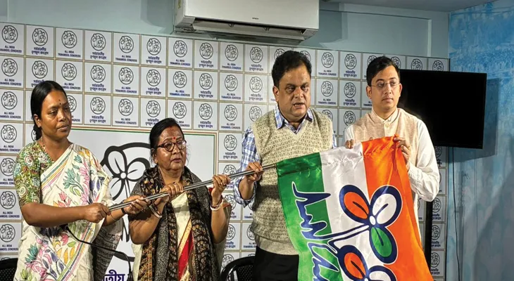 তৃণমূলে যোগ দিলেন বিজেপি সাংসদ খগেন মুর্মুর প্রাক্তন স্ত্রী তথা আদিবাসী সম্প্রদায়ের আন্দোলনের নেত্রী অরুণা মার্ডি