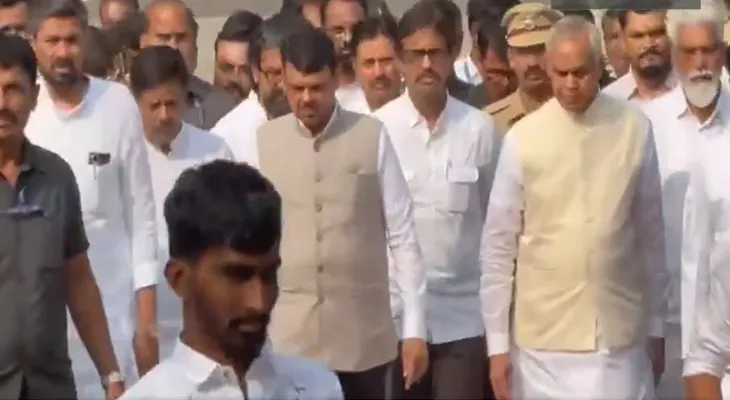 বারামতি এয়ারপোর্টে পৌঁছোলেন মহারাষ্ট্রের রাজ্যপাল আচার্য দেবব্রত, মুখ্যমন্ত্রী দেবেন্দ্র ফড়ণবিশ, উপ মুখ্যমন্ত্রী একনাথ সিন্ধে