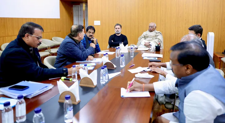 মধ্যপ্রদেশের নেতৃত্বের সঙ্গে বৈঠকে কংগ্রেসের সভাপতি মল্লিকার্জুন খাড়্গে এবং লোকসভার বিরোধী দলনেতা রাহুল গান্ধী