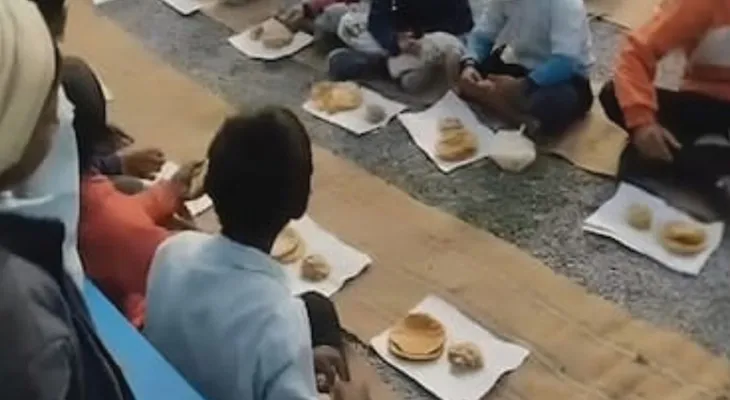 বিজেপি শাসিত মধ্যপ্রদেশে খাতার ছেঁড়া পাতায় মিড ডে মিল পড়ুয়াদের