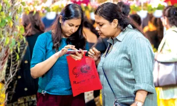 নতুন বইয়ের পাতা ওলটানোর ফাঁকে চোখ মোবাইলের স্ক্রিনে