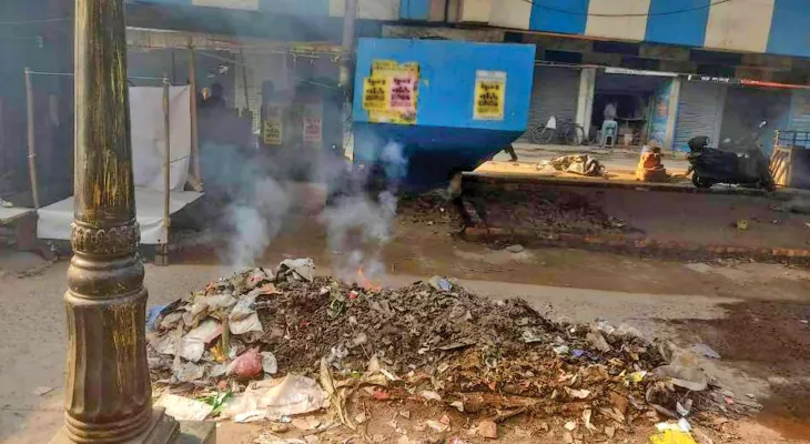 রাস্তায় জমে থাকা আবর্জনায় আগুন, ধোঁয়ায় নাজেহাল বারাসতের বাসিন্দারা