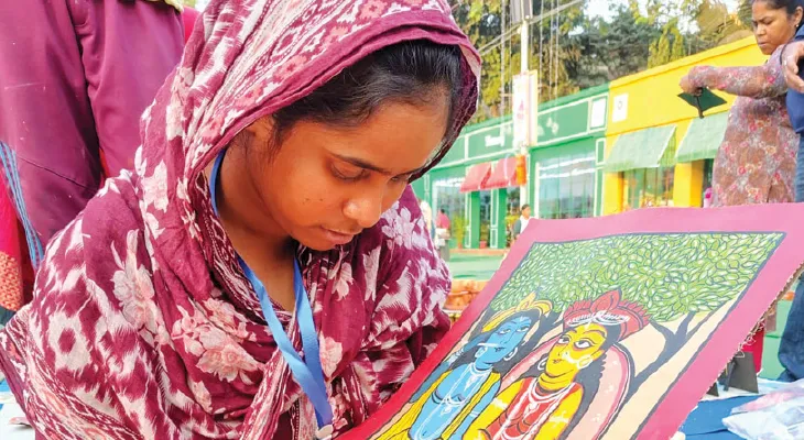 ফুল-পাতার রঙে কৃষ্ণ আঁকেন রুকসানা, সৃষ্টিশ্রী মেলায় পটচিত্র দেখতেই ভিড়, শ্যাম স্কোয়ারে চলবে ২ ফেব্রুয়ারি পর্যন্ত