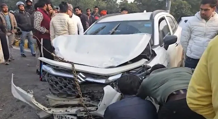 নয়াদিল্লিতে দুর্ঘটনা, নিয়ন্ত্রণ হারিয়ে অন্য গাড়িতে সজোরে ধাক্কা মারল একটি গাড়ি, গুরুতর জখম ৩