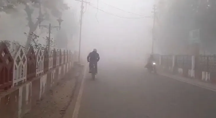 উত্তরপ্রদেশের বারাণসীতে ব্যাপক কুয়াশা, ধীর গতিতে চলছে গাড়ি
