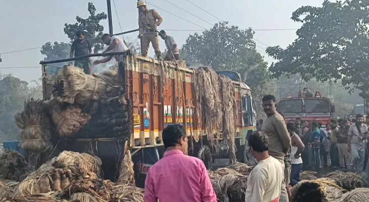 বনগাঁয় পাট বোঝাই ট্রাকে আগুন