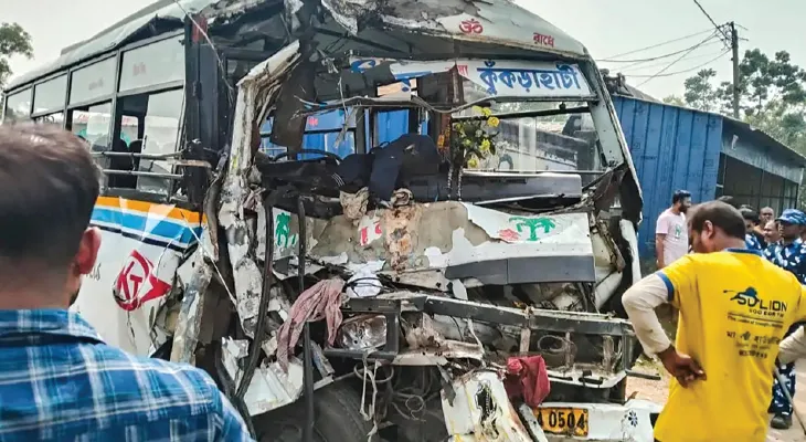 হলদিয়ায় বাস-বাইকের ধাক্কা, মৃত ৪, ছেলের মৃত্যুর কিছুদিনের মধ্যে প্রাণ গেল বাবা-মা ও মেয়ের