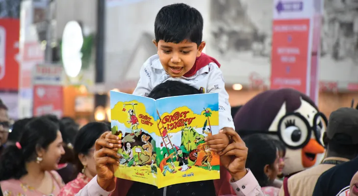 বইয়ের নেশা, দেখা-কেনায় বেসামাল ভিড় শেষ রবিবার