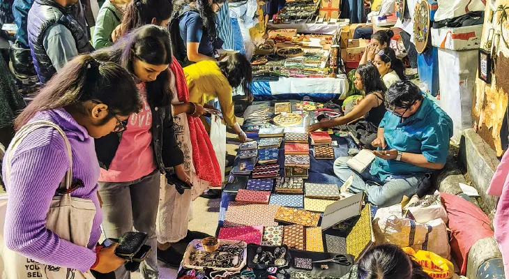 বুক মার্ক, গয়না থেকে বাঁকুড়ার পোড়ামাটির মূর্তি, বইমেলার বাইরে বসেছে আর এক মেলা