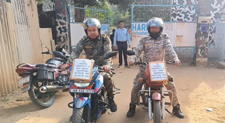 মাধ্যমিক পরীক্ষার্থীদের সহায়তায় ঝাড়গ্রামের বেলপাহাড়ি এলাকায় পুলিশের বিশেষ বাইক বাহিনী