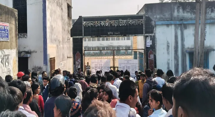 মুর্শিদাবাদের শক্তিপুরে একটি স্কুলের সামনে মাধ্যমিক পরীক্ষার্থীদের ভিড়