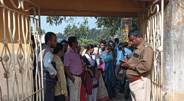 পূর্ব মেদিনীপুরের কোলাঘাটের বাথানবেড়িয়া হাইস্কুলে পরীক্ষা কেন্দ্রের সামনে কড়া নিরাপত্তা