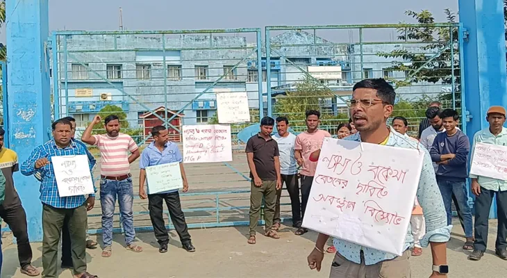 চার মাস ধরে বেতন নেই, আন্দোলনে চুক্তিভিত্তিক অস্থায়ী কর্মীরা