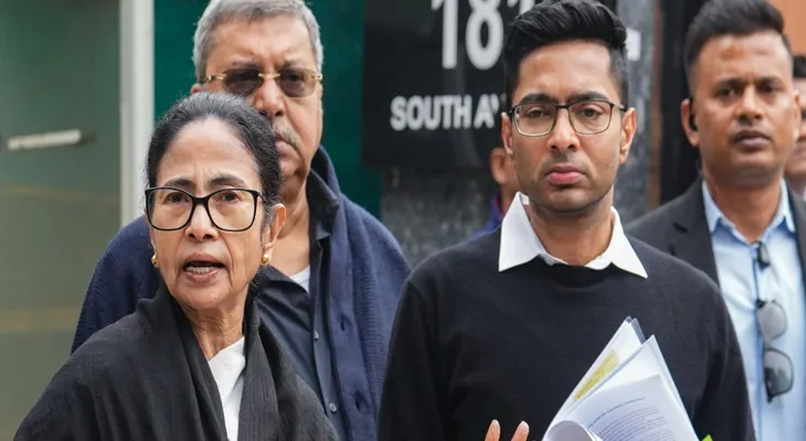দিল্লিতে কালো পোশাক পরে মুখ্য নির্বাচন কমিশনারের সঙ্গে বৈঠক করতে গেলেন মুখ্যমন্ত্রী মমতা বন্দ্যোপাধ্যায় ও তৃণমূল সাংসদ অভিষেক বন্দ্যোপাধ্যায়
