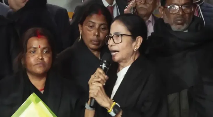 এসআইআর নিয়ে আরও বৃহত্তর আন্দোলনের হুঁশিয়ারি, রাজধানীতে দাঁড়িয়ে কমিশনকে কড়া আক্রমণ মমতার