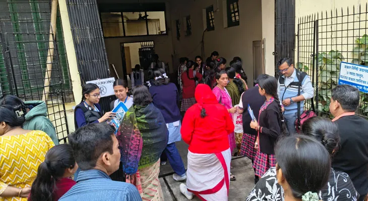 মাধ্যমিকের দ্বিতীয় দিনে সিস্টার নিবেদিতা স্কুলে ঢুকছে পরীক্ষার্থীরা