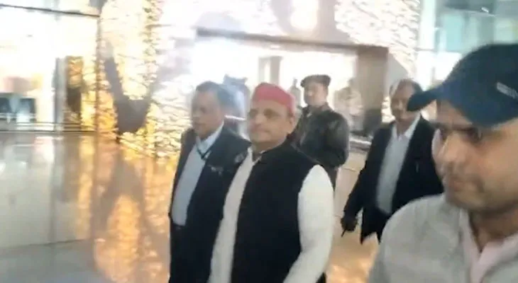 লখনউ বিমানবন্দরে এলেন সপা প্রধান অখিলেশ যাদব