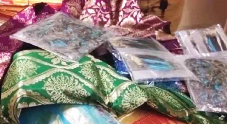 প্যাকেট বোঝাই শাড়ির ভাঁজে  মাছরাঙার পালক চীনে পাচার! , বারুইপুর পোস্ট অফিস থেকে গ্রেপ্তার যুবক