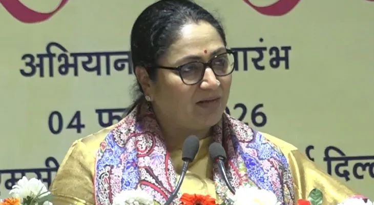 নয়াদিল্লিতে সভায় বক্তব্য রাখছেন মুখ্যমন্ত্রী রেখা গুপ্তা