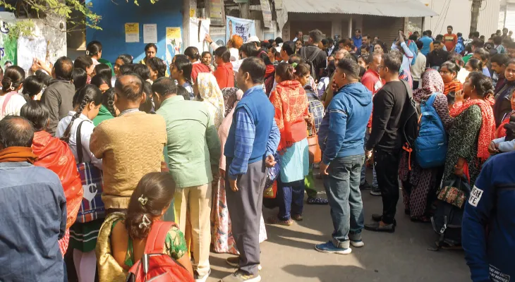 বারাসতে মাধ্যমিক পরীক্ষার্থীর অভিভাবকরা আশ্রয়হীন! পরীক্ষা কেন্দ্রের সামনে বিক্ষোভ