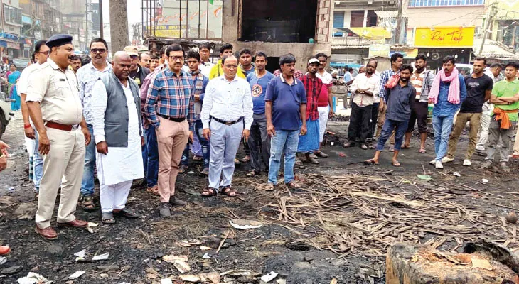 পুড়ে ছাই ২৫টি দোকান, ব্যাপক লোকসানের আশঙ্কা ব্যবসায়ীদের