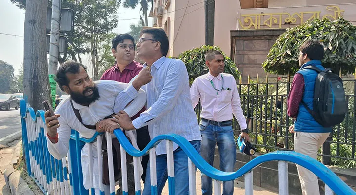 চাকরিপ্রার্থীরা বিধানসভার দিকে যাওয়ার চেষ্টা করলে আকাশবাণীর সামনে থেকে তাঁদের গ্রেপ্তার করল পুলিশ
