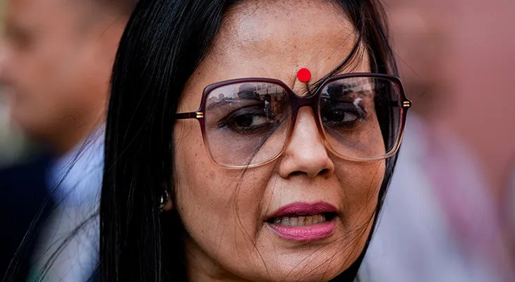 মহুয়াকে হুমকি, অশ্লীল মন্তব্য