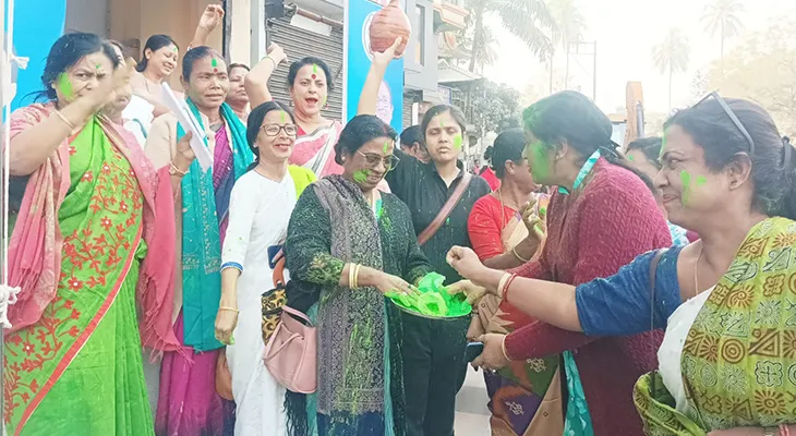 লক্ষ্মীর ভাণ্ডারে ভাতা বৃদ্ধি, সবুজ আবিরে অকাল হোলিতে মাতলেন জলপাইগুড়িতে মহিলা তৃণমূলকর্মীরা