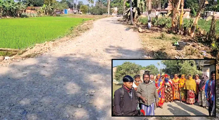 কাজ শুরু করে উধাও ঠিকাদার অসম্পূর্ণ রাস্তা ঘিরে বিক্ষোভ