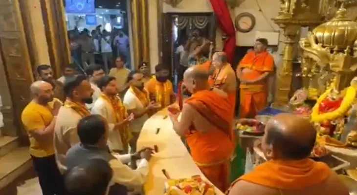 মুম্বইয়ের সিদ্ধিবিনায়ক মন্দিরে পুজো দিলেন ভারতীয় ক্রিকেটার কুলদীপ যাদব, বরুণ চক্রবর্তীরা