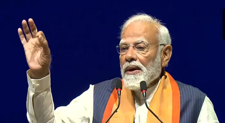 মালয়েশিয়ার কুয়ালা লামপুরে প্রবাসী ভারতীয়দের সভায় বক্তব্য রাখছেন প্রধানমন্ত্রী নরেন্দ্র মোদি